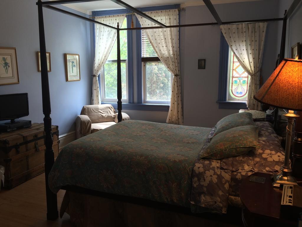 Mcgill Inn B&B Торонто Стая снимка