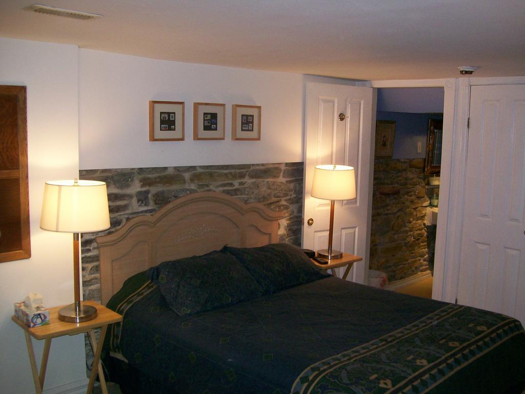 Mcgill Inn B&B Торонто Стая снимка