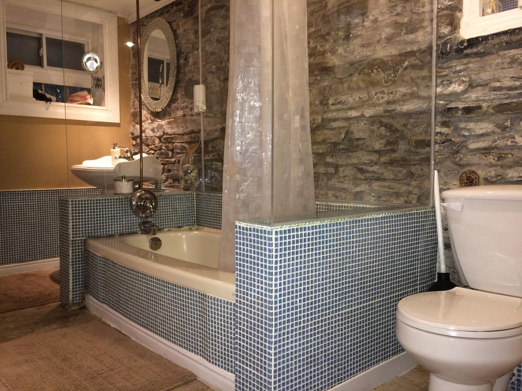 Mcgill Inn B&B Торонто Стая снимка